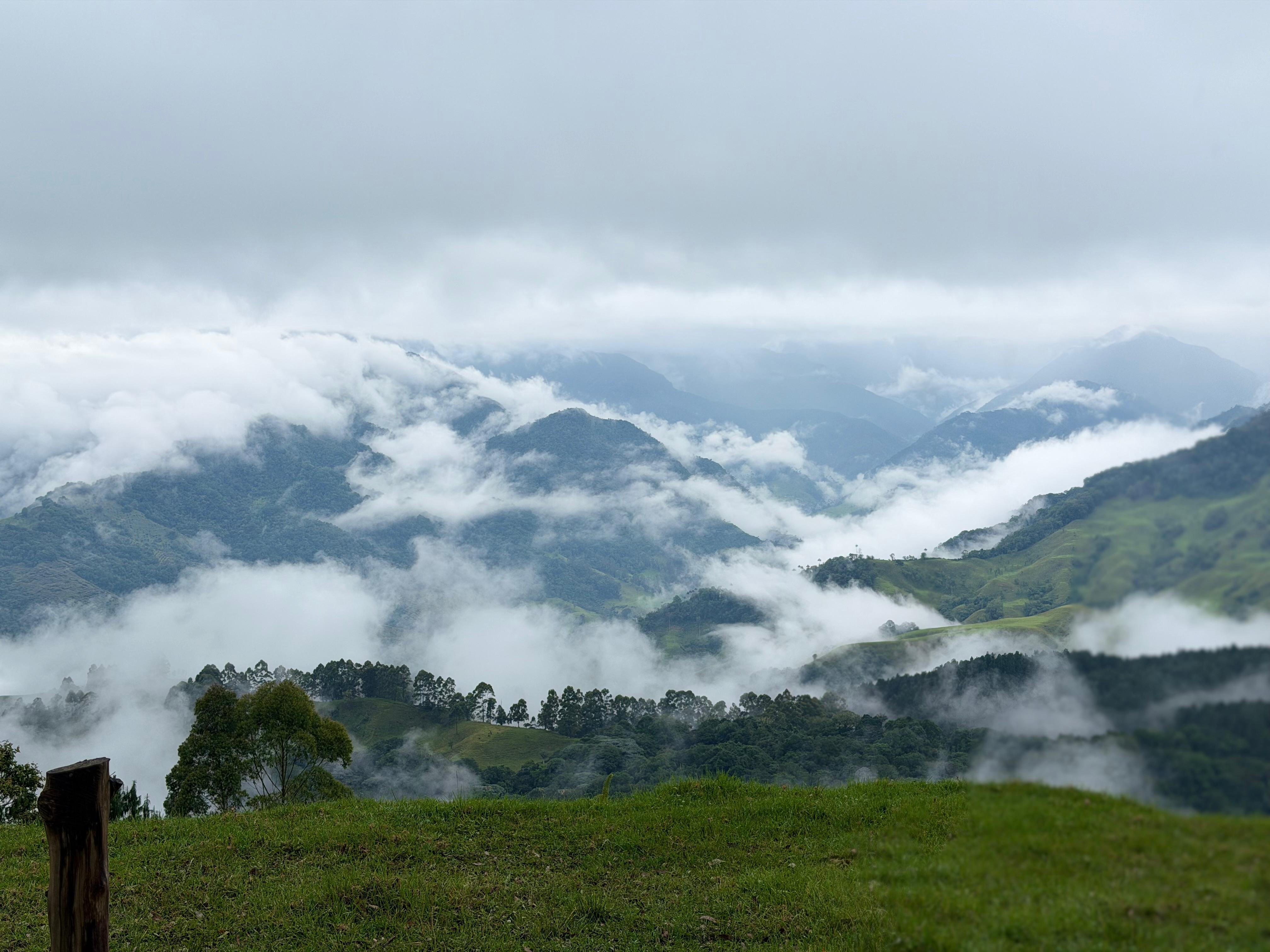 Paisaje de montaña con niebla en Quindío